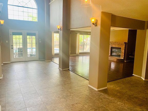 Foyer & Living