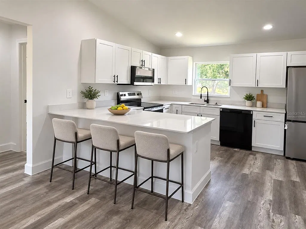 3 bed, 2.5 bath, 1036 sqft, $1,690 — Photo 2
