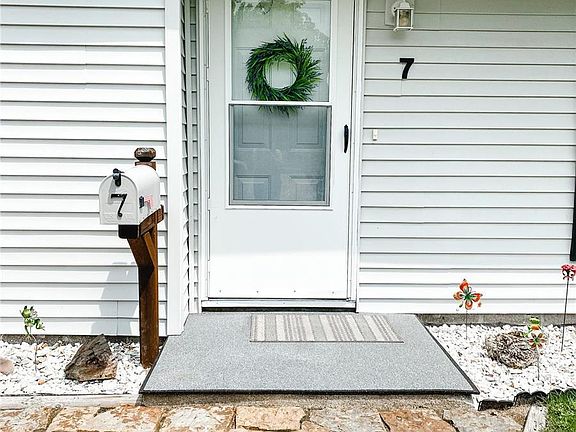 4th image of 7 Watertown Cir