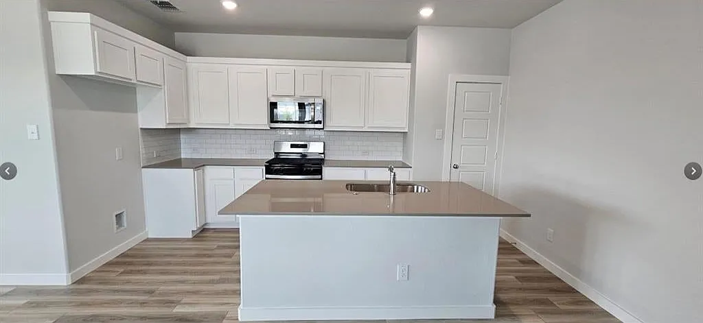 4 bed, 3.5 bath, 2550 sqft, $2,700 — Photo 3