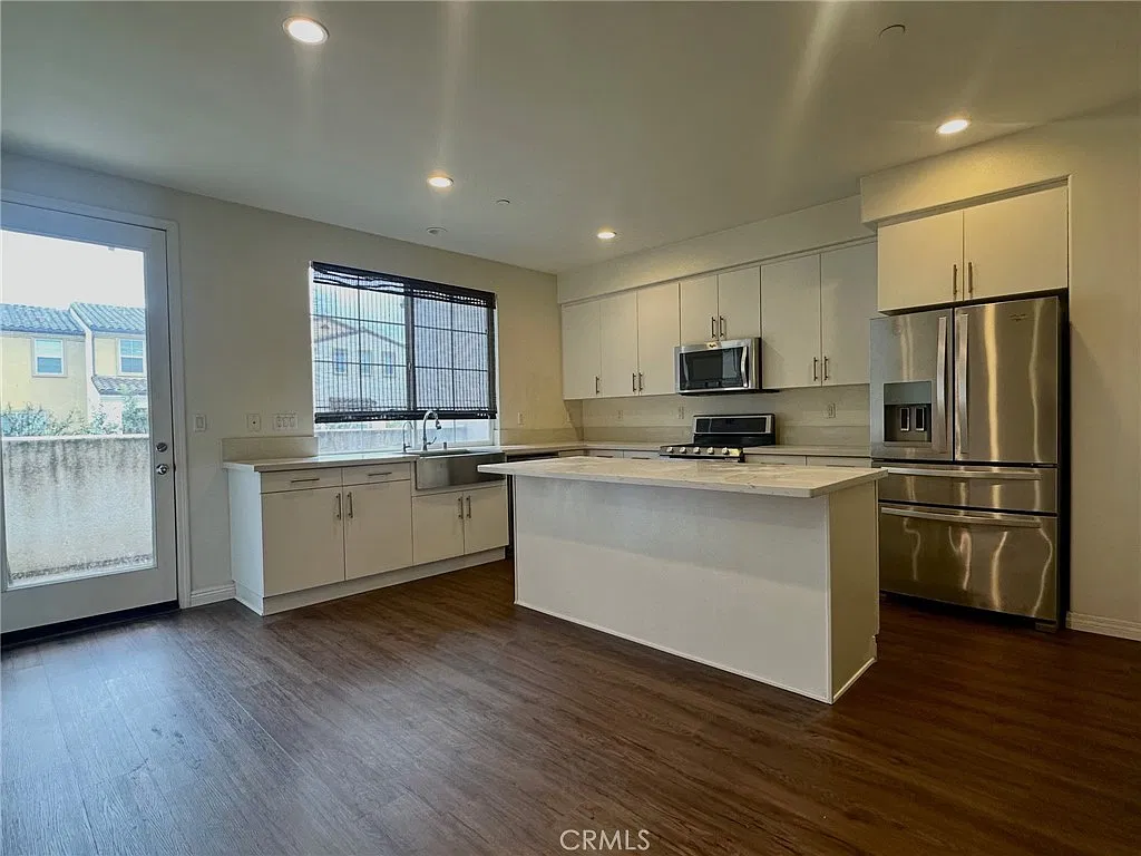 4 bed, 3.5 bath, 1910 sqft, $4,300 — Photo 2