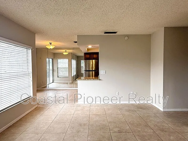 3 bed, 2.0 bath, 1160 sqft, $2,150 — Photo 3