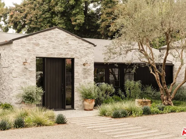 23105 Collins St, Woodland Hills, CA 91367