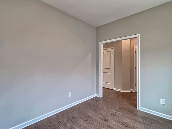 5th image of 572 Burnaby Ct