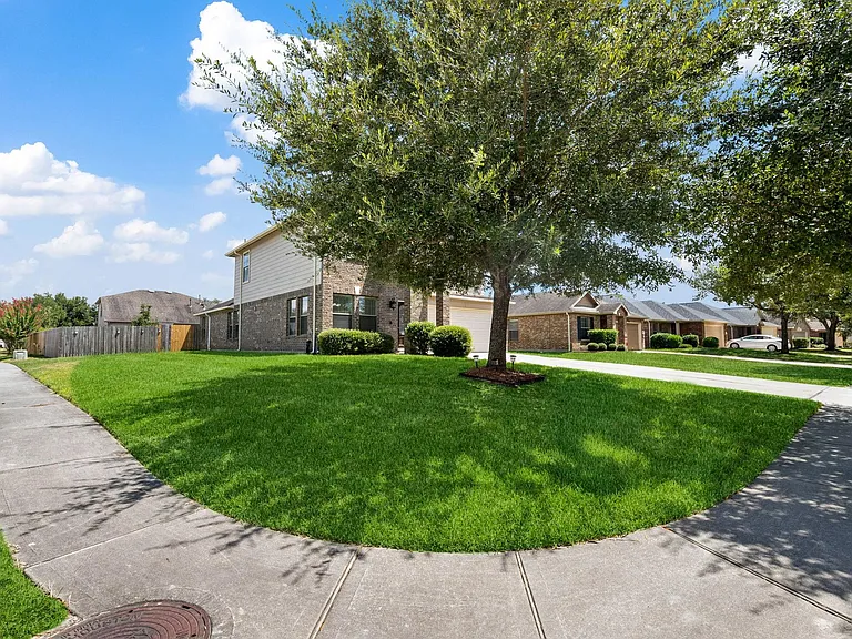 4614 Oak St — Photo 3