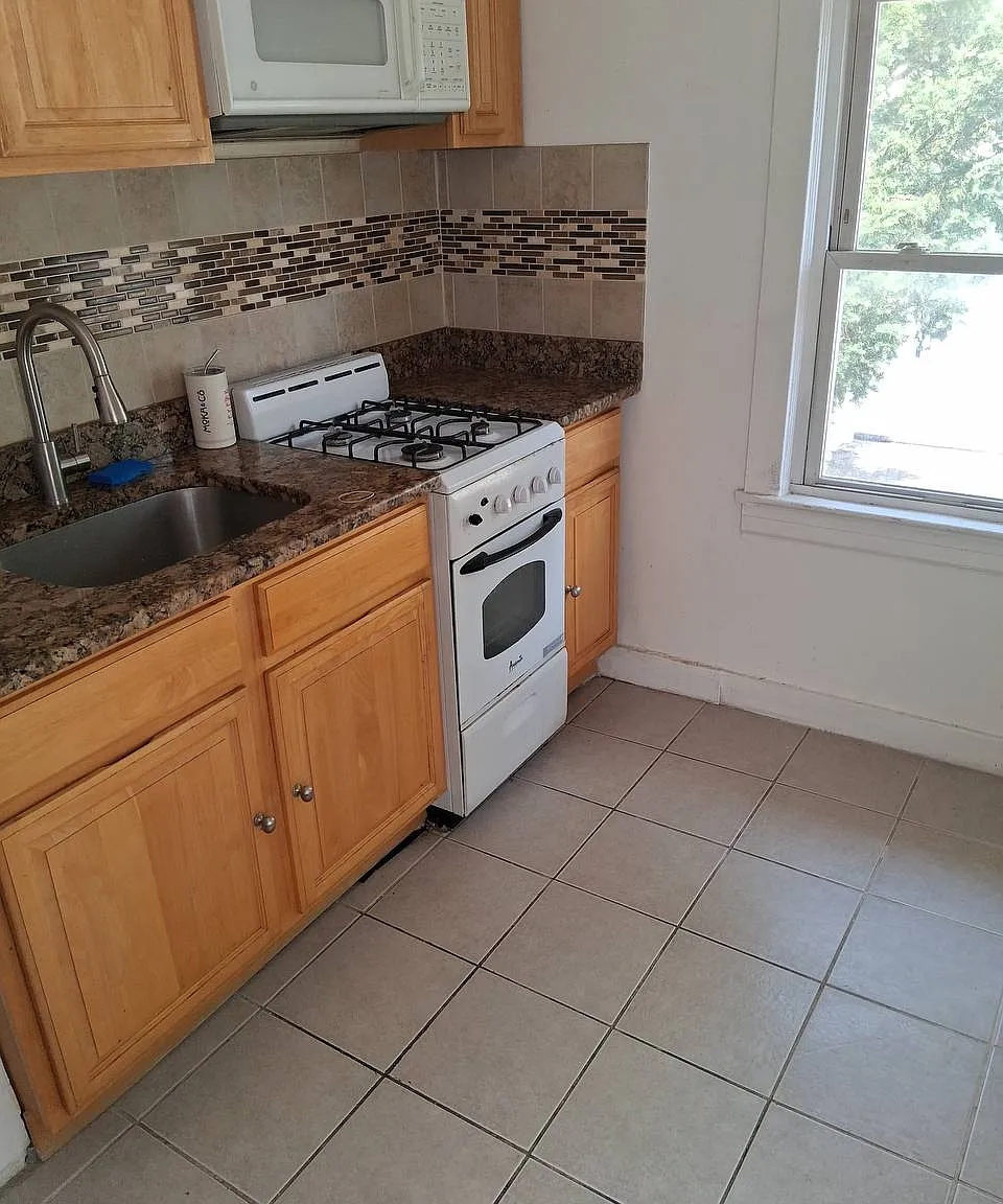 Studio, $1,600 — Photo 2