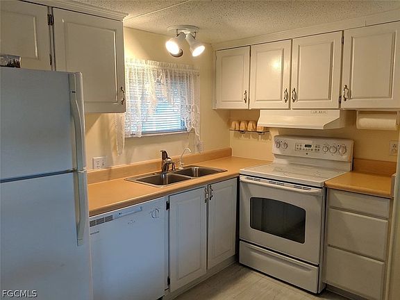5th image of 47 Poinsettia Dr