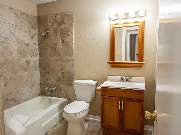 1704 Laura Ln — Photo 10