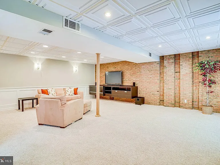 8475 Thames St — Photo 30