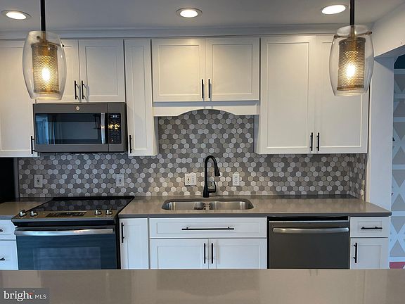 5th image of 2035 Mary Ellen Ln