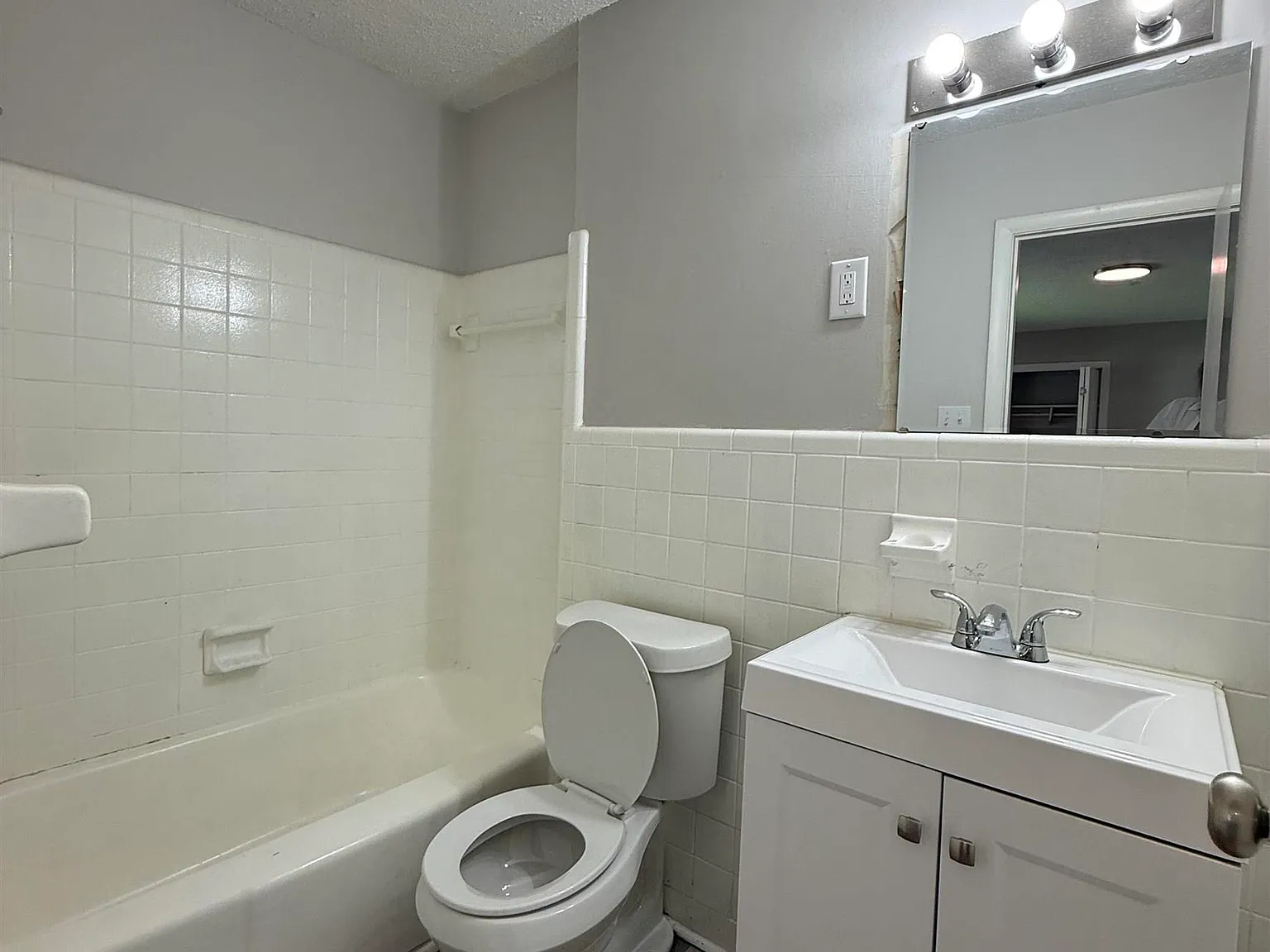 1 bed, 1.0 bath, 738 sqft, $725 — Photo 2
