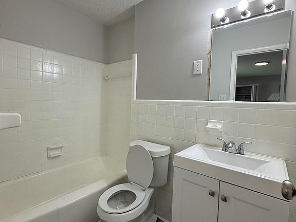 2nd image of 206 Cloverleaf Dr #8