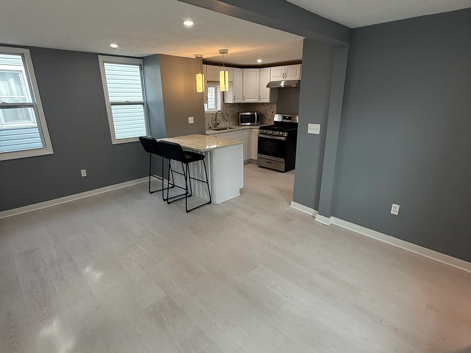 3 bed, 1.5 bath, 1077 sqft, $1,995 — Photo 2