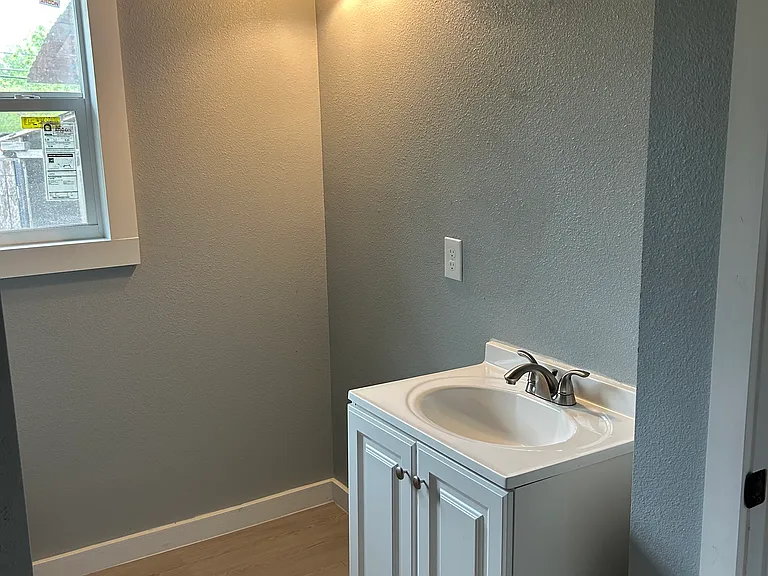1019 Poinsettia — Photo 17