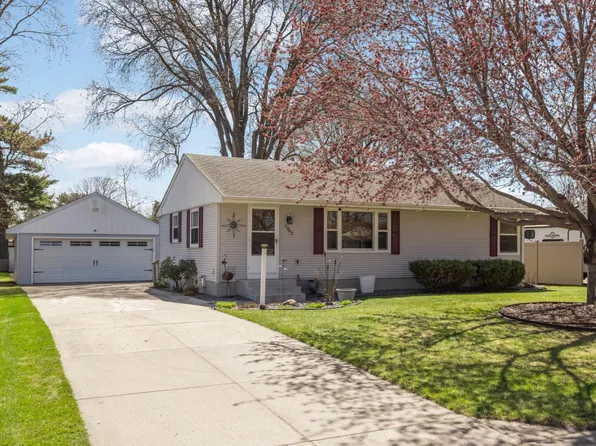 1062 Kenneth St, Eagan, MN 55121