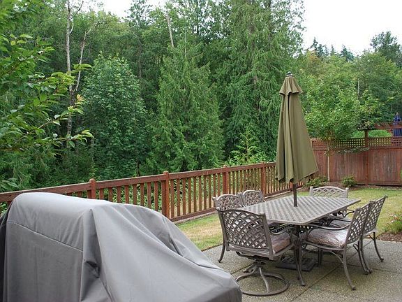 04-Backyard-overlooking-Greenbelt