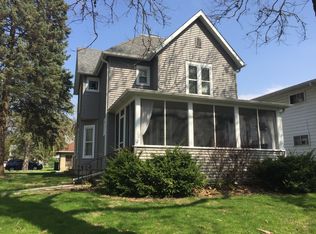 302 S Sycamore St, Genoa, IL 60135