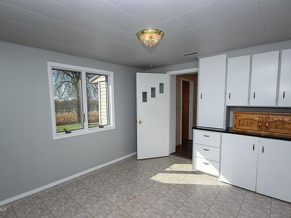 3rd image of 120 Woodside St S