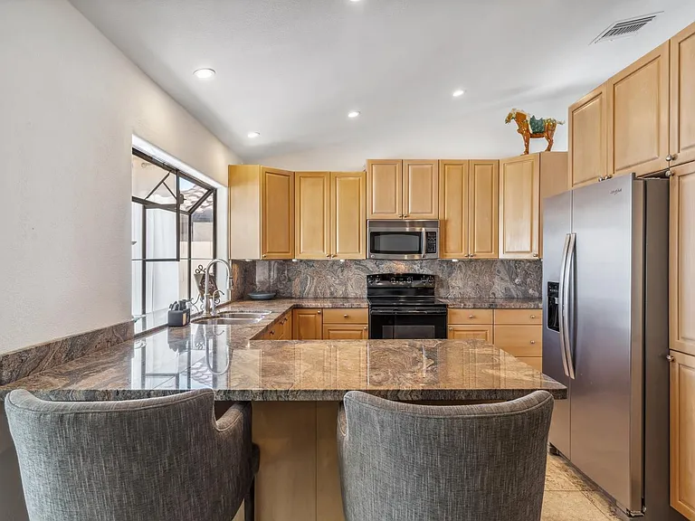 1739 N Palm Dr — Photo 4
