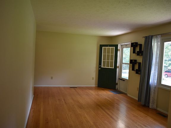 5th image of 211 E Dewey Dr