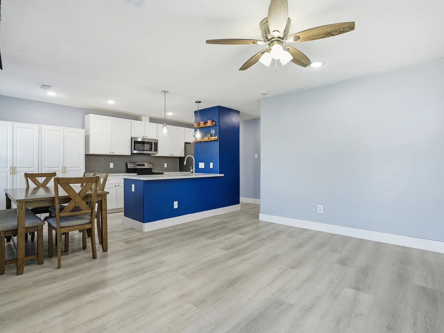 1010 Clinton Park St — Photo 3