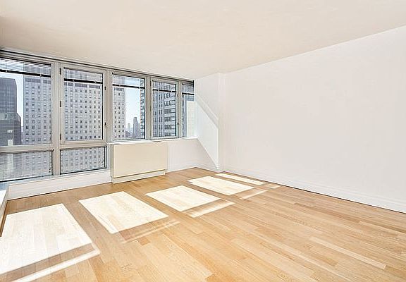 3rd image of 150 E 44th St APT 43A