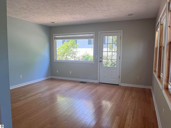 5th image of 880 Pine Grove Ave