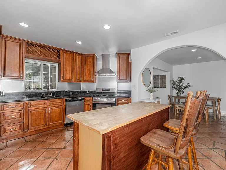9501 Clybourn Ave — Photo 16