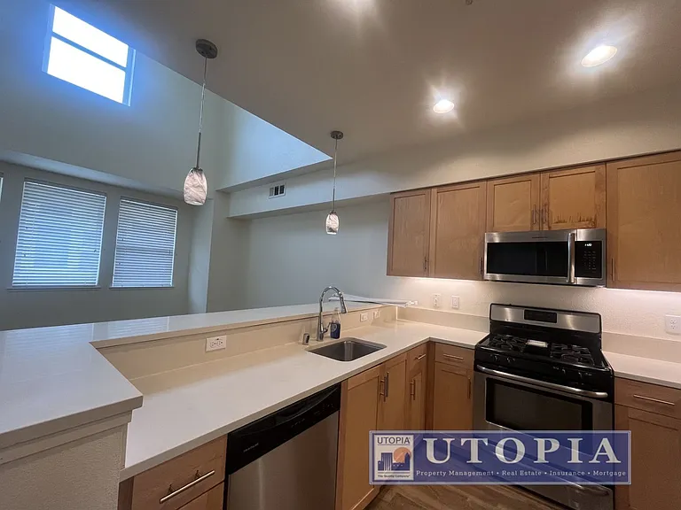 Beautiful and Spacious 3-bedroom, 3.5-bathroom Townhouse Located in the heart of Seabright. — Photo 8