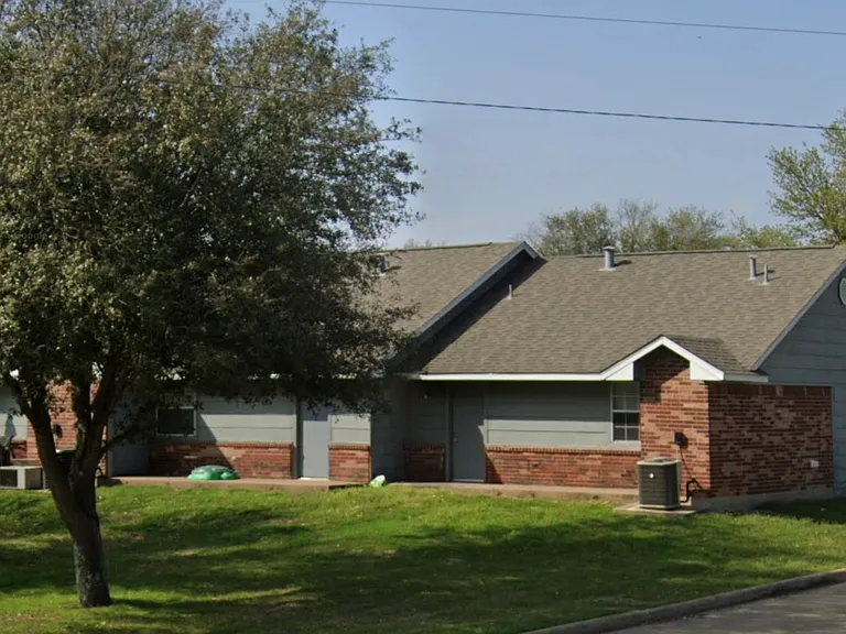 501 Lake Dr — Photo 2