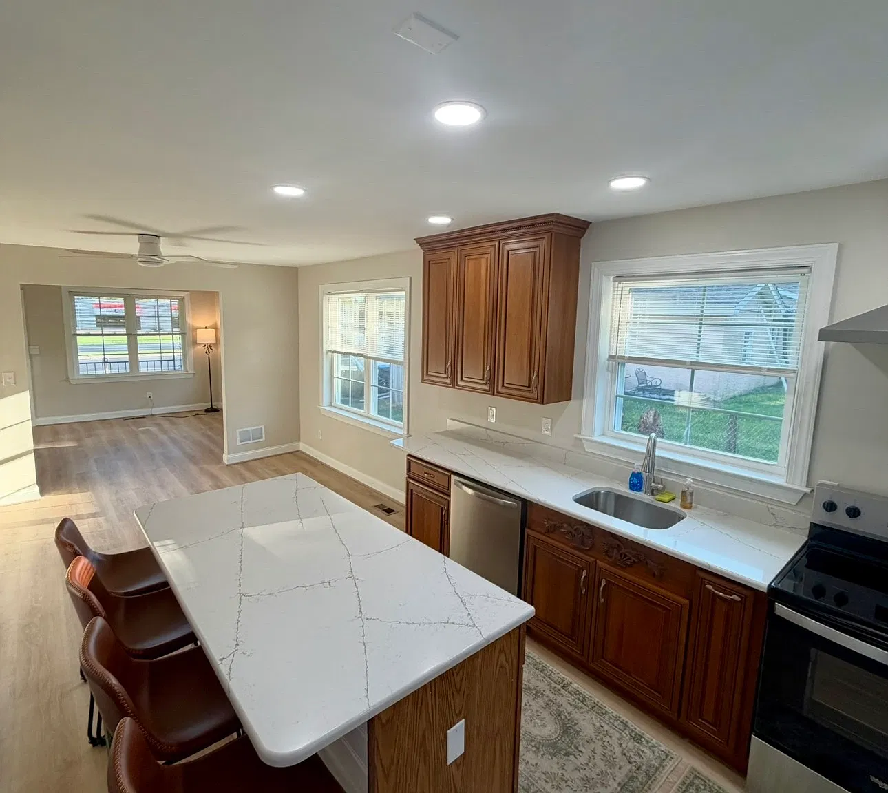 3 bed, 1.5 bath, 1225 sqft, $2,400 — Photo 2