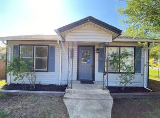 1516 D St, Floresville, TX 78114