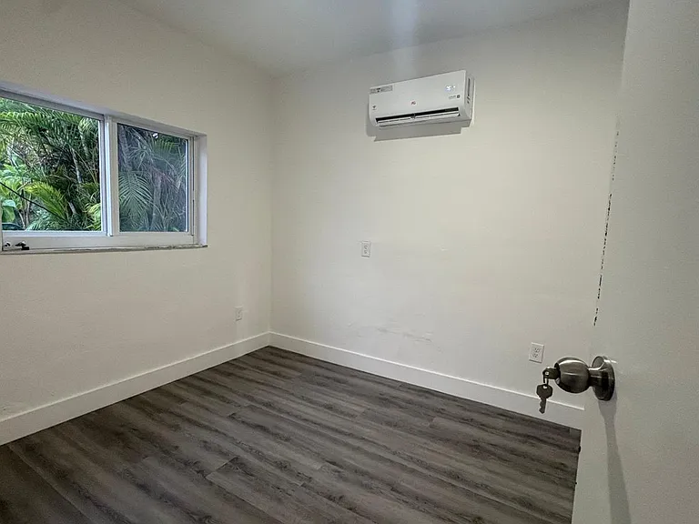 128 NW 9th Ave #4 — Photo 7