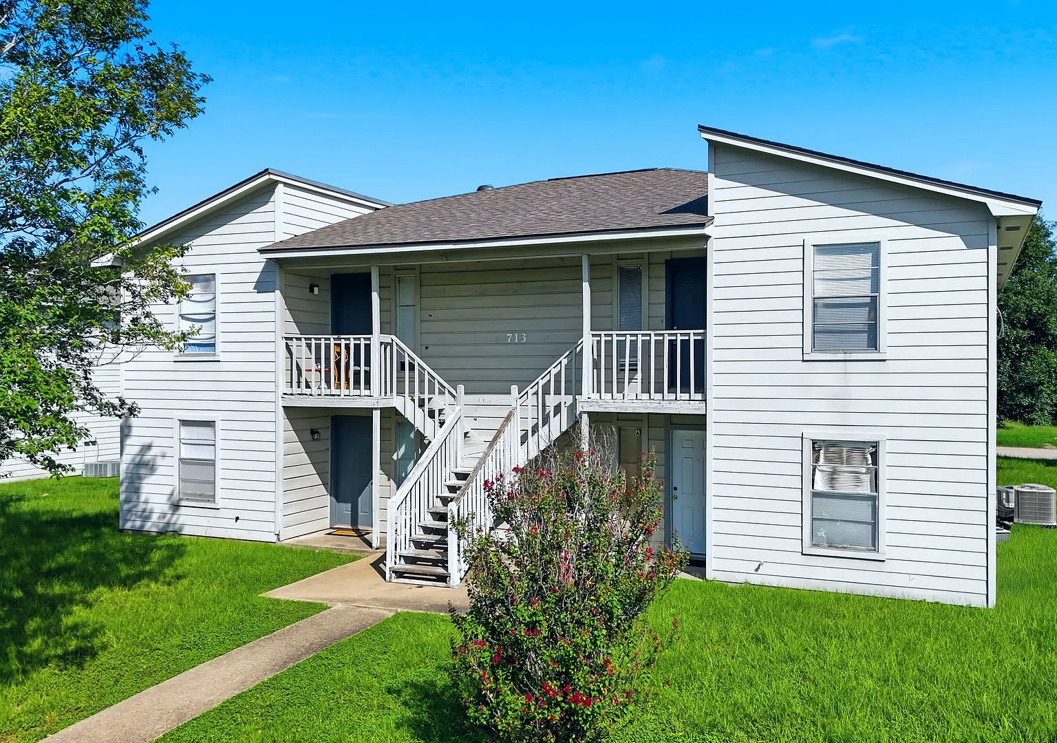 713 Vassar Court — Photo 1