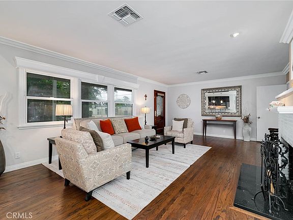 5th image of 307 W 11th St