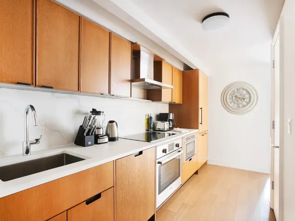 420 East 54th Street image 2 of 22