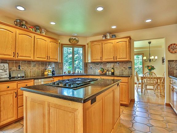 3rd image of 518 33rd Ave NW