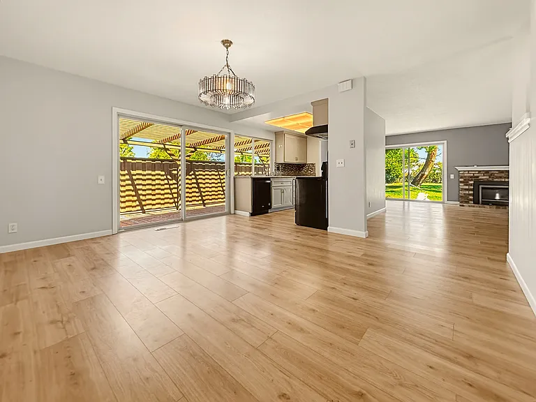 934 Kern Ct — Photo 2