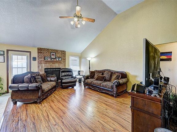 3rd image of 536 SW 151st St
