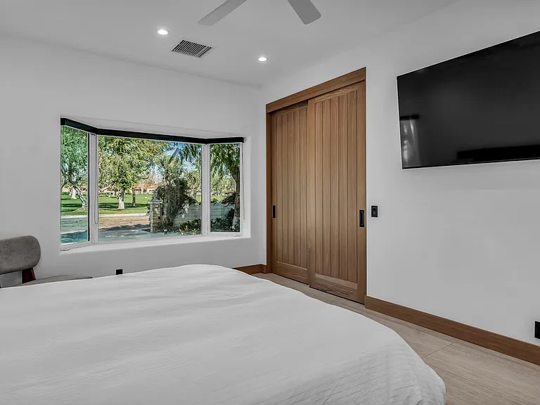 Tamarisk Rd — Photo 28