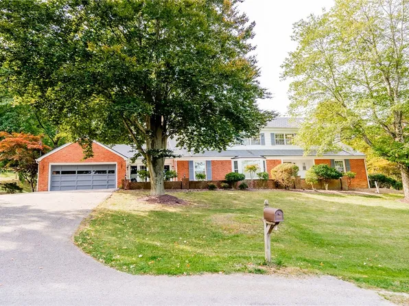 565 Morningstar Dr, Ellwood City, PA 16117