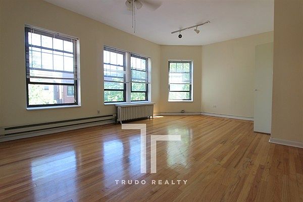 1st image of 654 W Cornelia Ave #66419