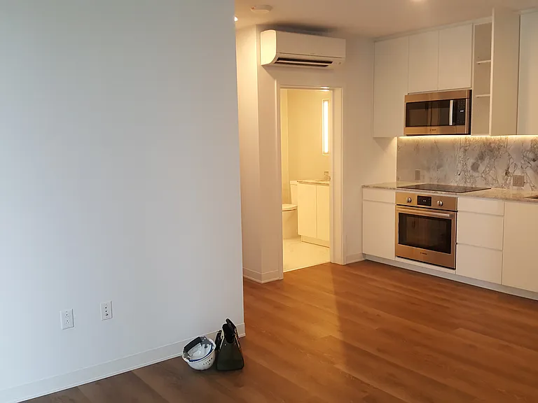 987 Queen St #1604 — Photo 4