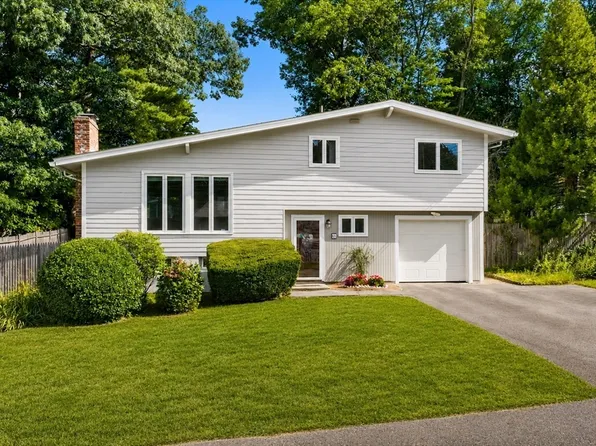 27 Randy Rd, Framingham, MA 01701