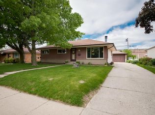 W150N8165 Manhattan Dr, Menomonee Falls, WI 53051