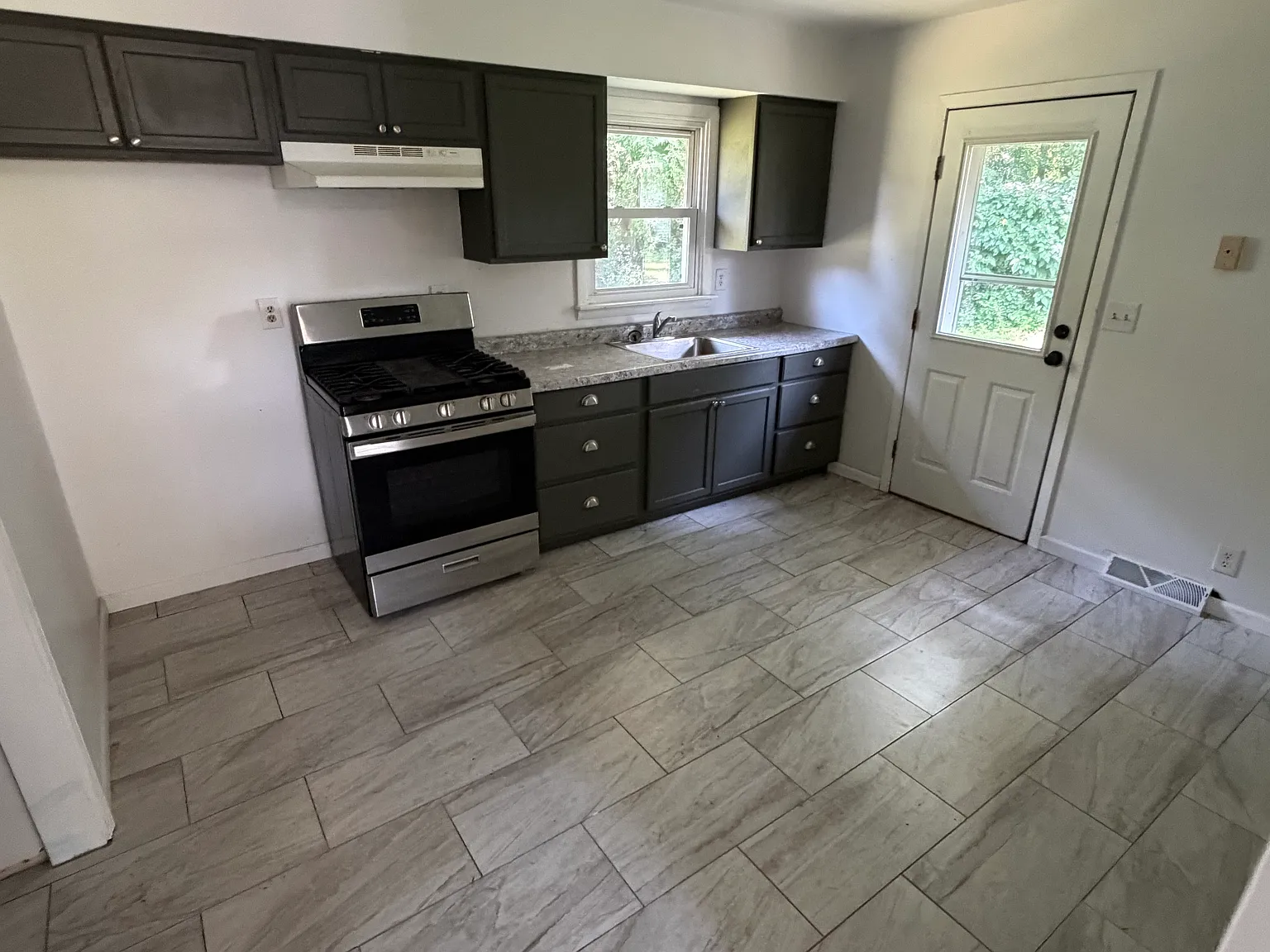 2 bed, 800 sqft, $1,100 — Photo 2