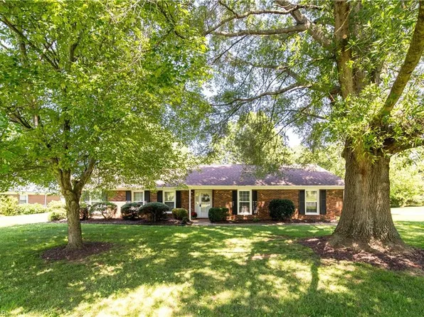 640 Summerest Ct, Kernersville, NC 27284