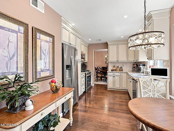 3rd image of 669B Buckingham Drive