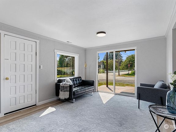3rd image of 401 E Pioneer Street