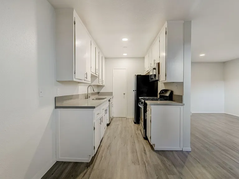 3537 Clarington Ave — Photo 27